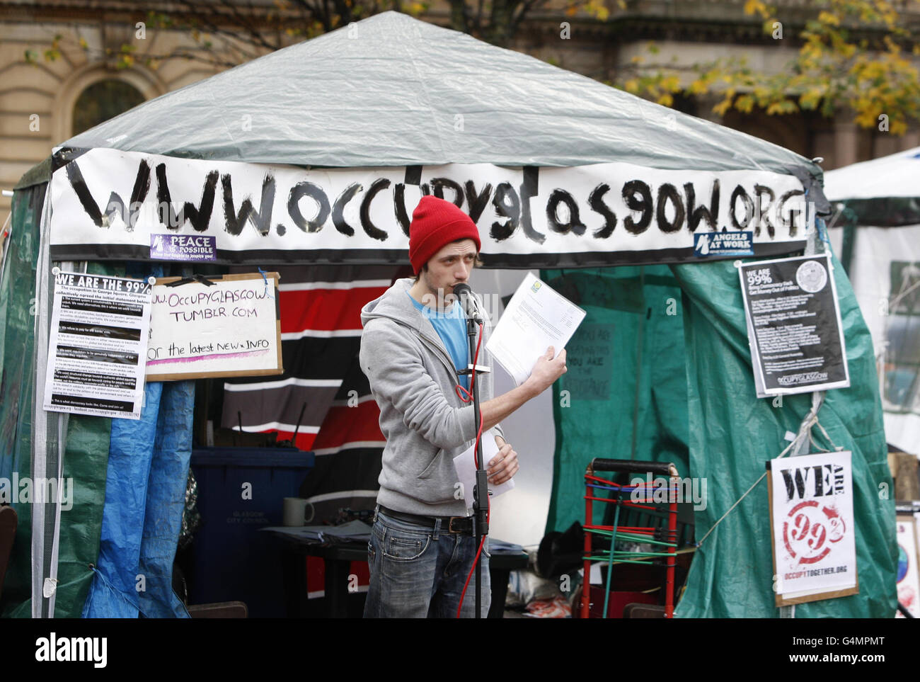 Un manifestant qui souhaite seulement être nommé Grant est photographié au camp de Occupy Glasgow à George Square,Tenir une lettre confirmant que le conseil n'a aucune objection à ce que le campement se déplace vers un site convenu à Kelvingrove Park sur la base que l'ensemble du campement est déplacé de George Square dans les 48 heures.Voir PA Story PROTEST City Glasgow.Le crédit photo devrait se lire comme suit : Danny Lawson/PA Wire Banque D'Images