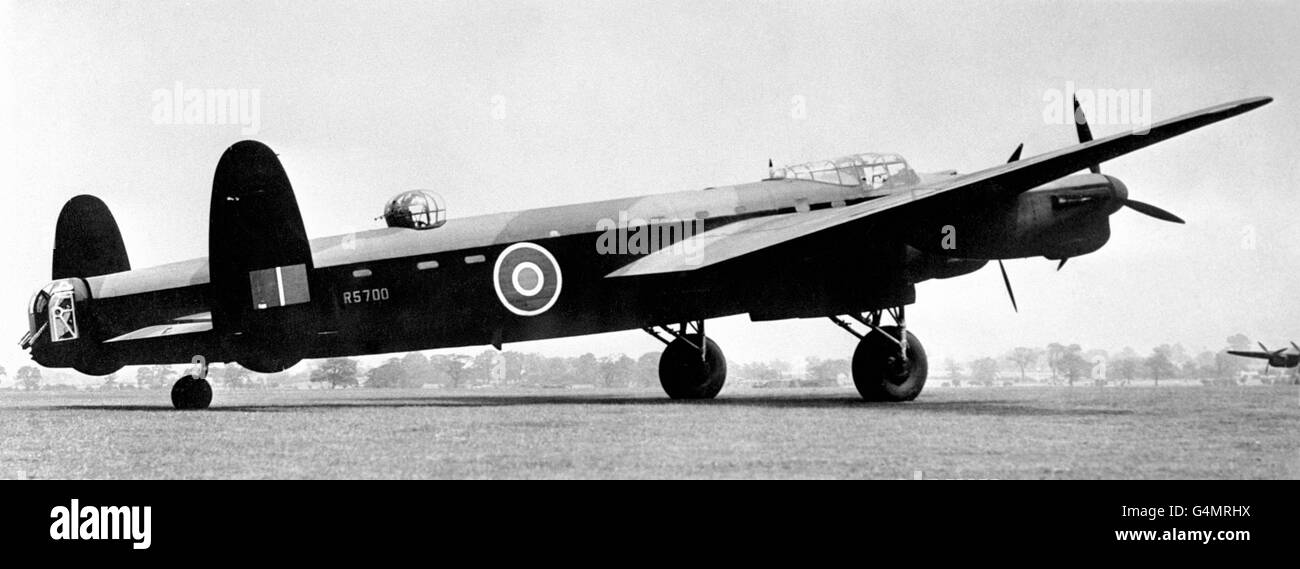 Un SQD N°9 Avro Lancaster I, R5700 WS-N, sur la piste de la RAF Waddington au début de 1942. Cet avion a été signalé comme manquant au cours des opérations au-dessus de Hanovre le 23 septembre 1943. L'avion avait été abattu et s'était écrasé à Bad Munder-am-Deister, à 25 km au sud-ouest de Hanovre. Aucun des membres de l'équipage n'a survécu. Ils ont été enterrés dans le cimetière de guerre local, connu sous le nom de 'Limmer Friedhof'. Banque D'Images