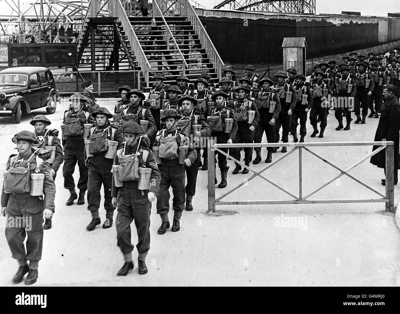 1940: Les pionniers de l'armée britannique quittent leur camp de la côte est en kit complet pour une marche de route pendant la Seconde Guerre mondiale. Photo de la collection PA de la Seconde Guerre mondiale. Banque D'Images