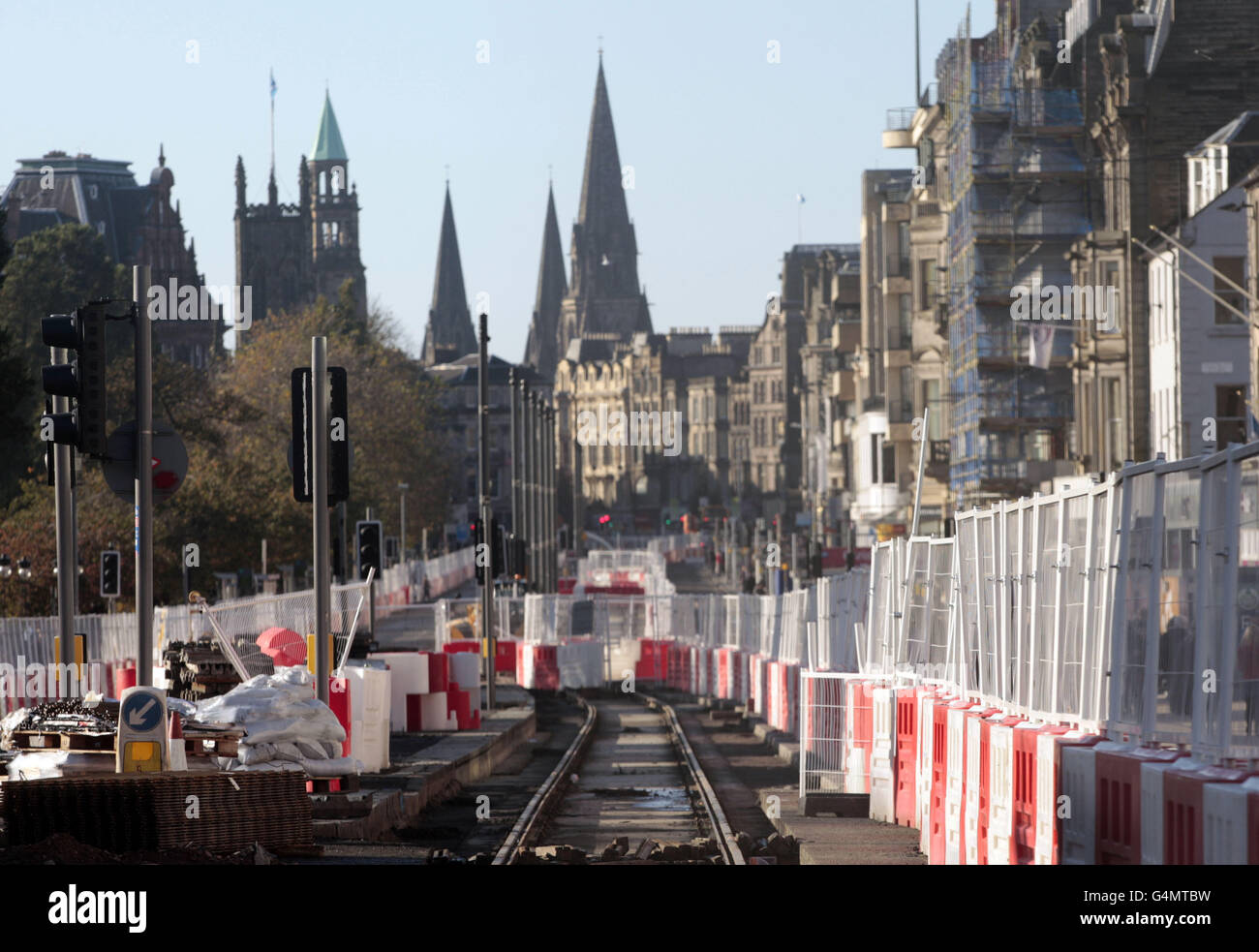 Les clients passent par les tramways de Princes Street à Édimbourg, en construction depuis 2008, mais ont subi des retards et des surcoûts. Banque D'Images
