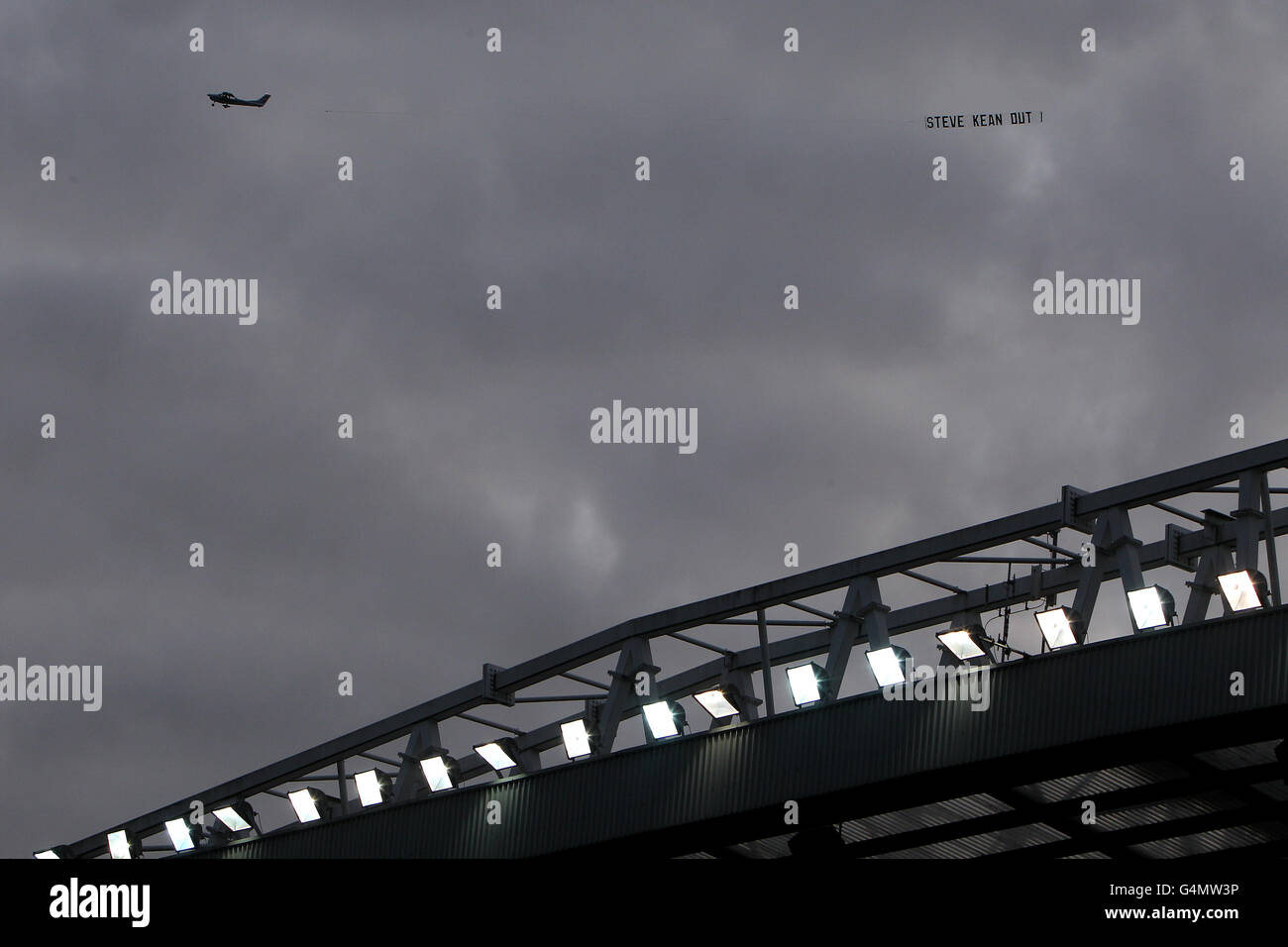 Un avion survole le stade Ewood Park de Blackburn Rovers, en traquant un message concernant leur directeur Steve Kean Banque D'Images