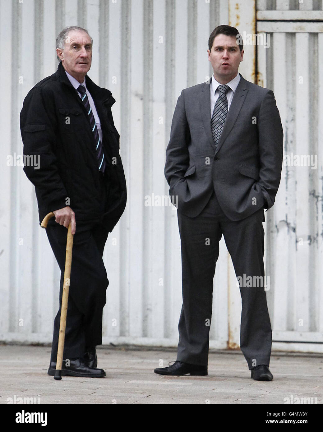 Steven Cardwell (à droite) arrive au tribunal de la Couronne de Liverpool où il est accusé avec Neil Copplestone (non représenté) de vendre des armes à feu introduites en contrebande dans le pays par un ancien navire américain. Banque D'Images