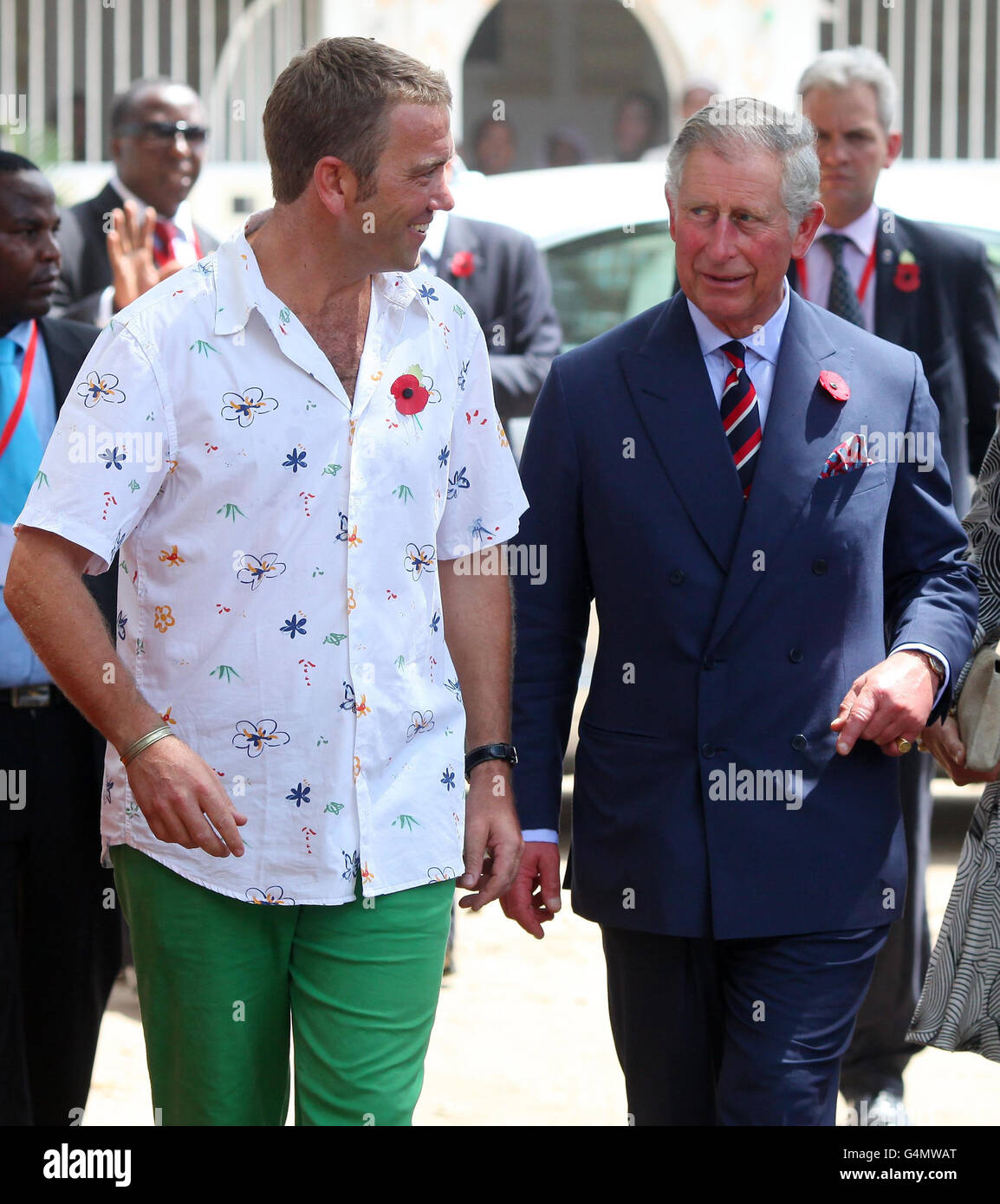 Le Prince de Galles marche avec Paul Joynson-Hicks, fondateur de l'atelier Wonder lors d'une visite de l'atelier à Dar es Salaam, Tanzanie, Afrique, le deuxième jour d'une visite de quatre jours dans le pays. Banque D'Images