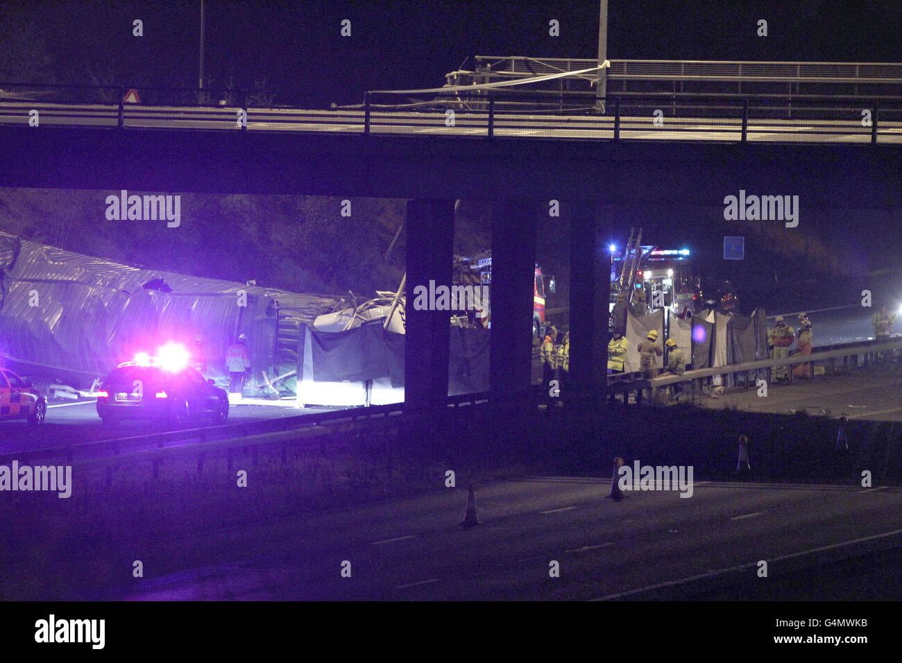 La scène sur la M56 à Cheshire quand un camion a plongé d'un pont sur l'autoroute. Le camion, qui était chargé de biens ménagers, s'est dégringolé sur la chaussée en direction de l'ouest à la jonction 11, près de Preston Brook, Warrington tuant le conducteur. Banque D'Images