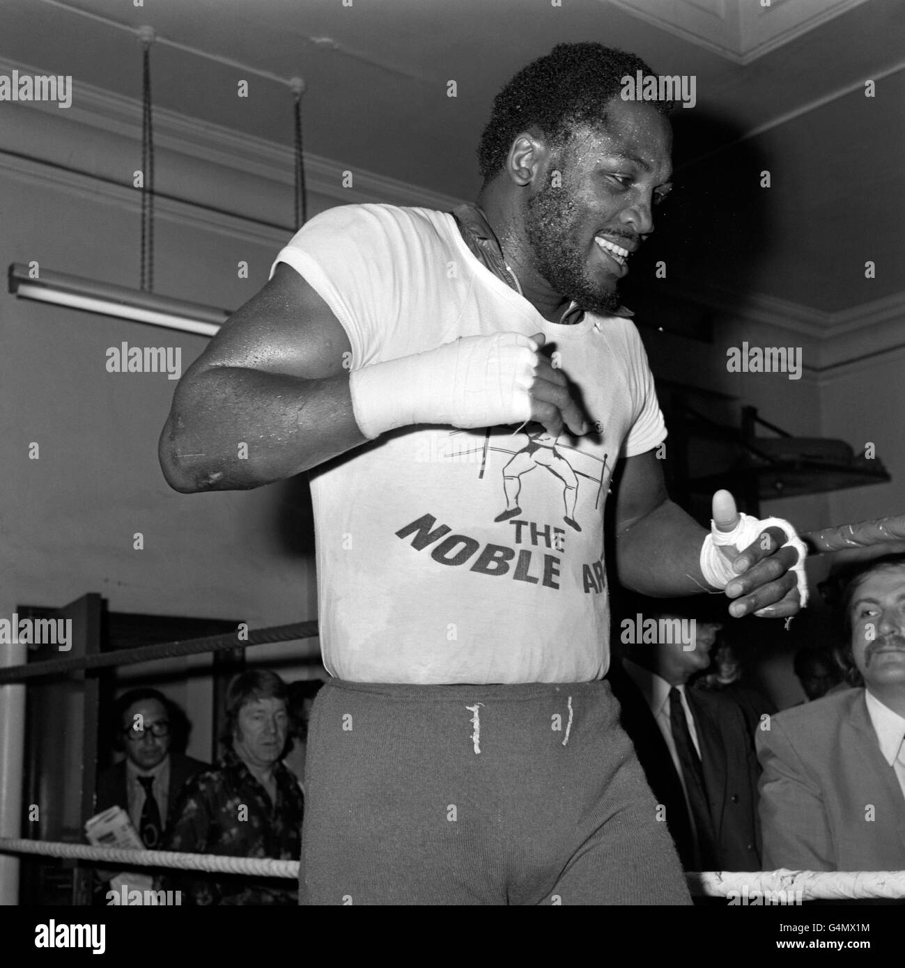 Boxing - Heavyweight - Joe Frazier v Joe Bugner - Joe Frazier - Formation British Boxing Board of Control's Art Noble Gymnasiu... Banque D'Images