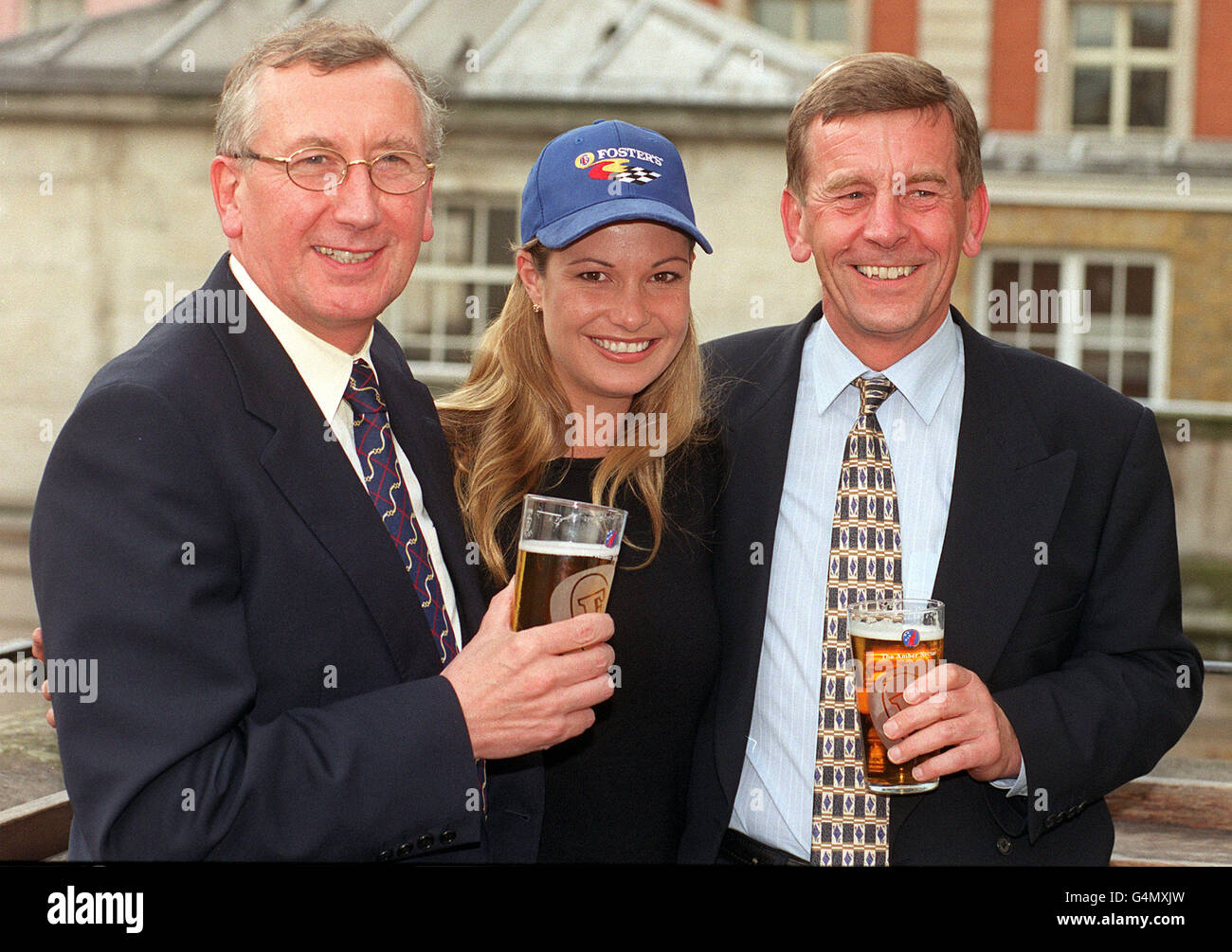 Mimi MacPherson, la sœur du supermodèle elle, avec Brian Stewart, directeur général de Scottish & Newcastle (L) et Derek Wilkinson, directeur financier, au Punch & Judy pub de Covent Garden, où ils ont annoncé les résultats préliminaires de la compagnie. Banque D'Images