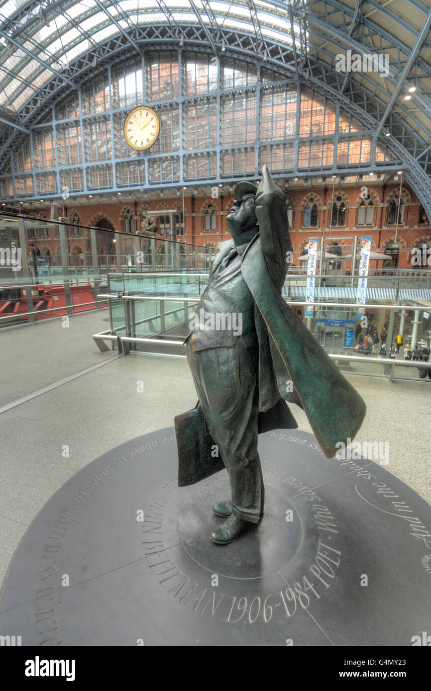 La gare St Pancras, statue de John Betjeman Banque D'Images