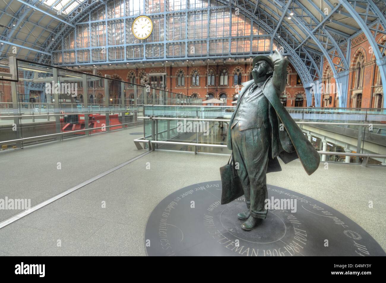 La gare St Pancras, statue de John Betjeman Banque D'Images