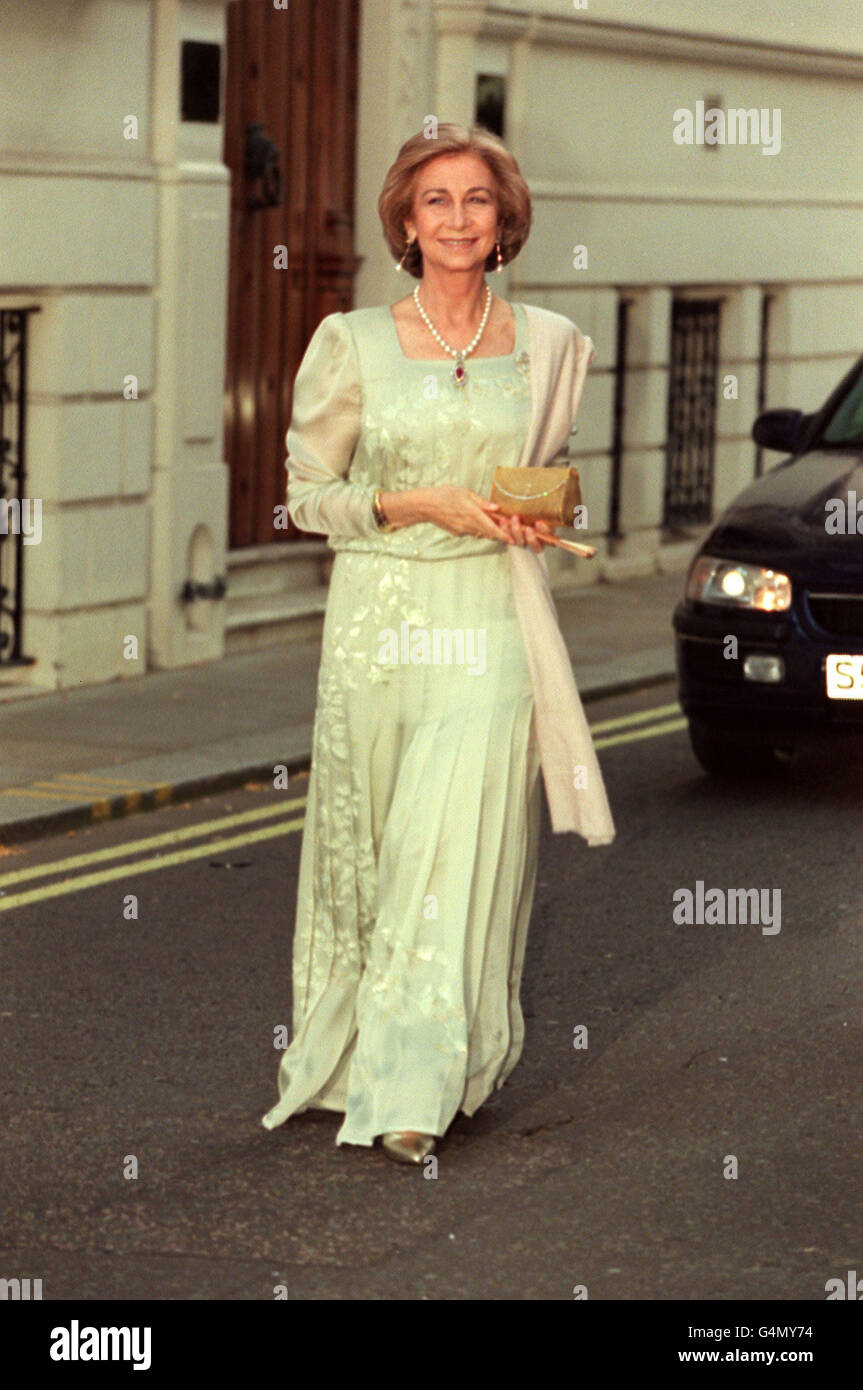 La reine Sofia d'Espagne arrive pour un bal de gala tenu à Londres avant le mariage de Carlos Morales Quintana le vendredi 9 juillet 1999 et la princesse Alexia, fille du roi Constantine, l'ancien roi de Grèce. Banque D'Images