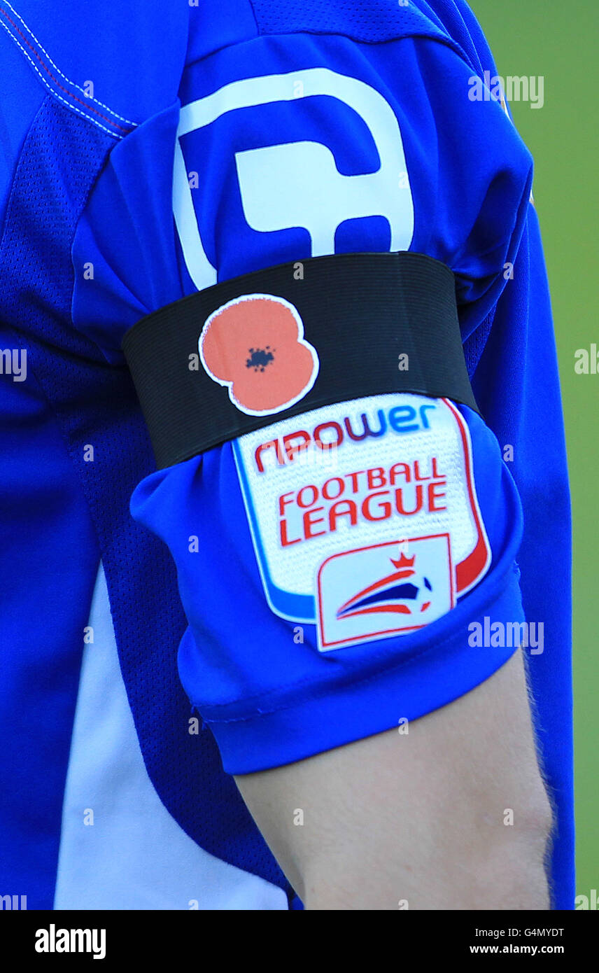 Soccer - FA Cup - Premier tour - Alfreton Town v Carlisle United - The impact Arena.Les joueurs de Carlisle United portent un bracelet noir avec un coquelicot Banque D'Images