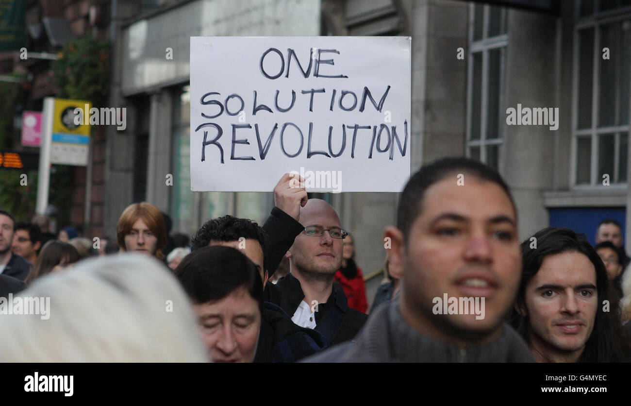 Les manifestants de la rue Occupy Dame marquent le mois anniversaire de la manifestation, qui se tient à l'extérieur de la banque centrale d'Irelands, sur la rue Dame, à Dublin. Banque D'Images