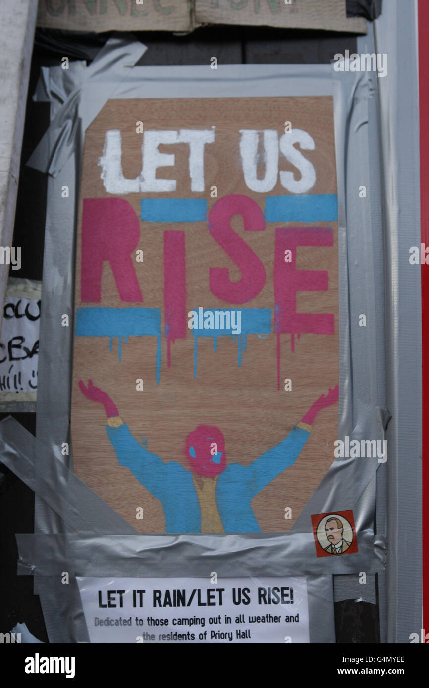 Un pochoir représentant le dirigeant syndical irlandais James Larkin, en tant que protestataires de la rue Occupy Dame, marque le mois anniversaire de la manifestation, qui se tient à l'extérieur de la banque centrale d'Irelands, sur la rue Dame, à Dublin. Banque D'Images