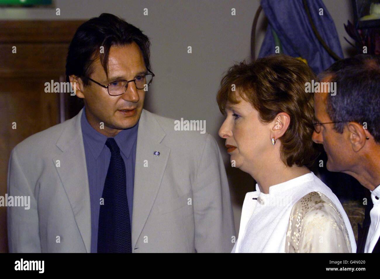 La présidente irlandaise Mary McAleese et l'acteur Liam Neeson, qui joue le maître Jedi qui-Gon Jinn dans le film, arrivent pour la première de Dublin de Stars Wars: Épisode 1, la menace fantôme. Banque D'Images