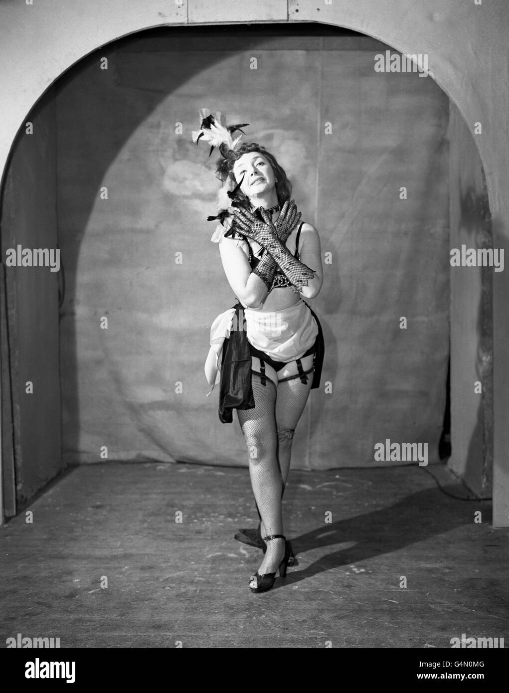 Actrice Dulcie Gray en costume pour la production de CAN CAN, au Watergate Theatre, Londres. Banque D'Images