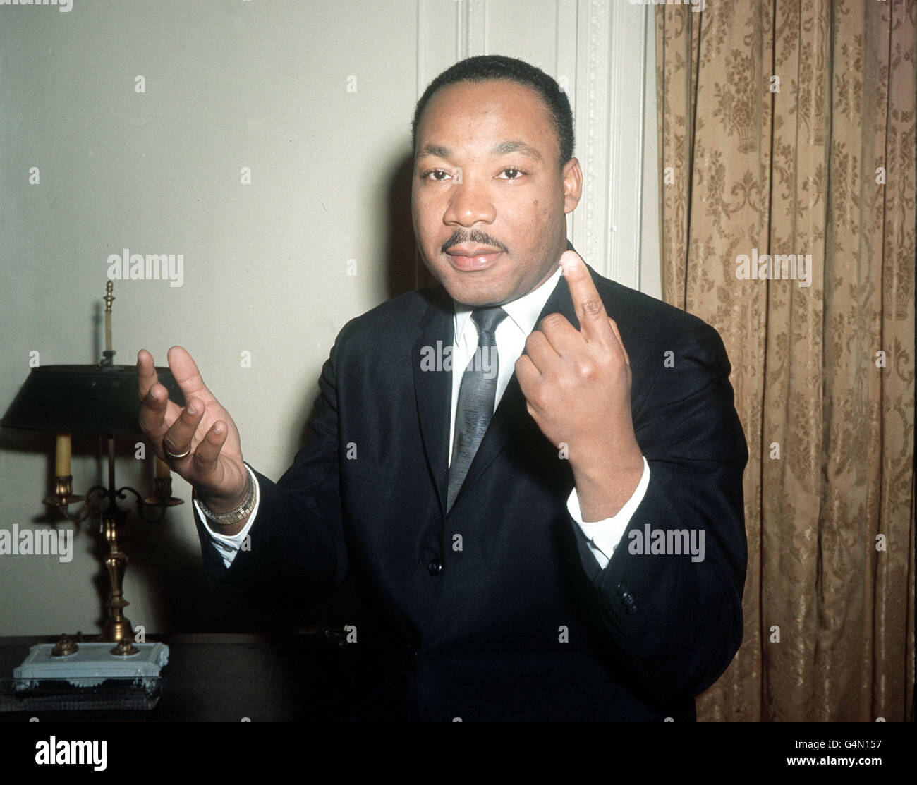 PA News photo 25/9/64 : le Dr Martin Luther King, le leader américain des Noirs, se met en mouvement lors d'une conversation animée au cours d'une visite d'une journée à Londres, dans le cadre de la publication de la version britannique de son dernier livre sur la question des droits civils « Pourquoi nous ne pouvons pas attendre » Banque D'Images