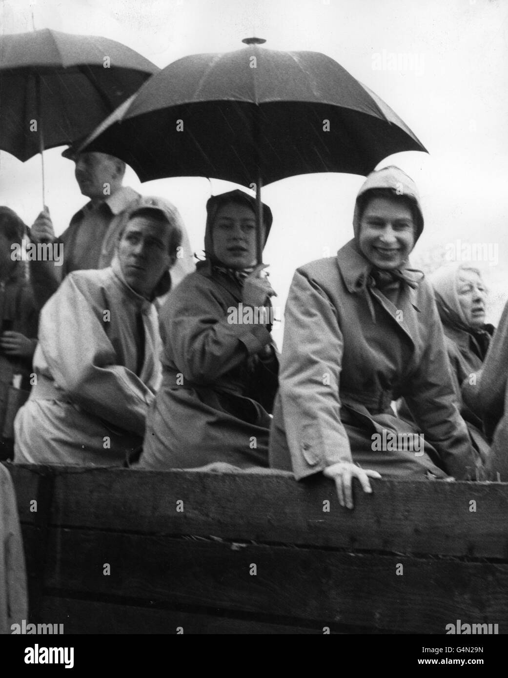 La reine Elizabeth II, à droite, avec sa sœur, la princesse Margaret, et son mari, Antony Armstrong-Jones, lors des épreuves de trois jours de la British Horse Society. Banque D'Images