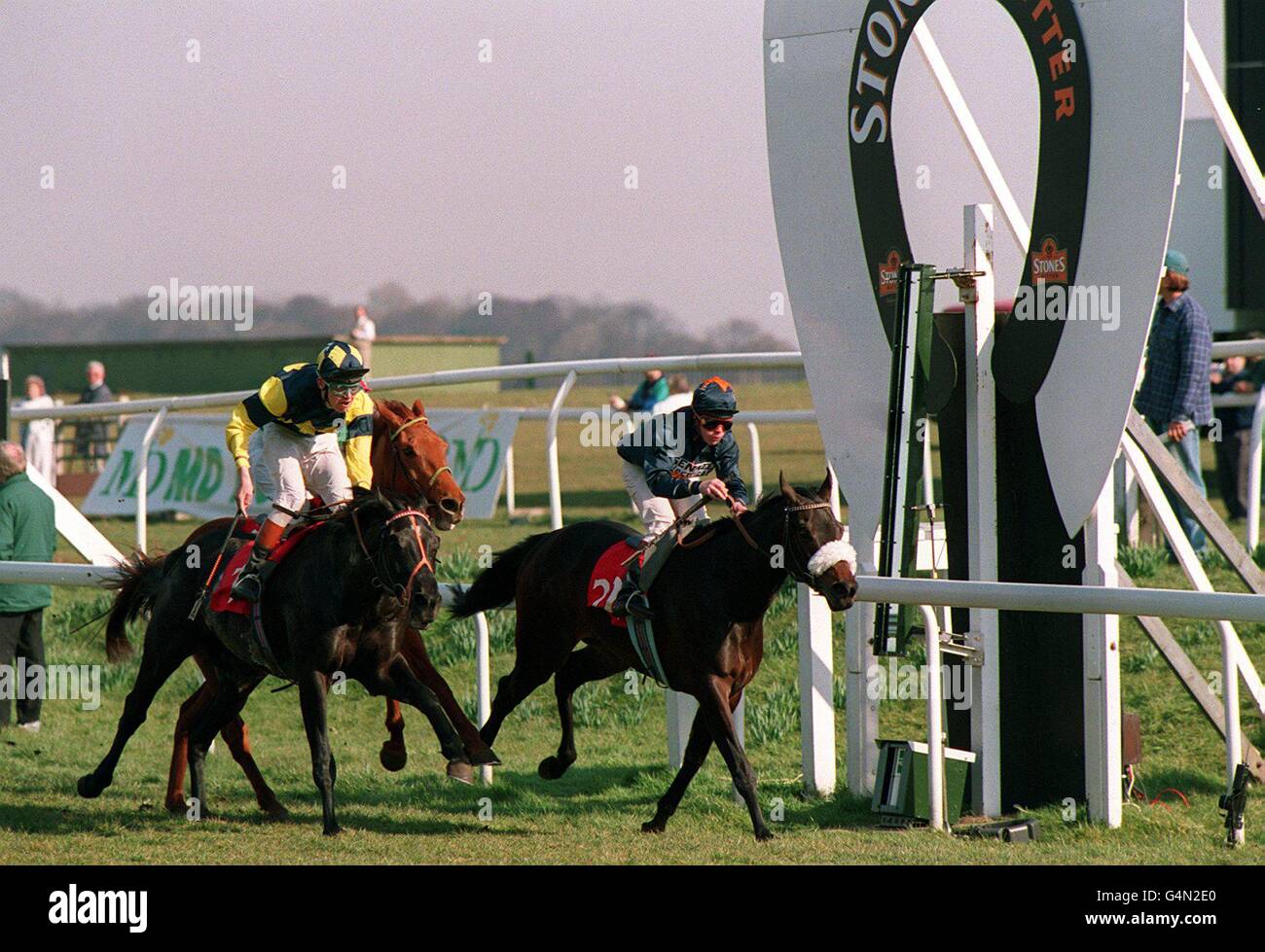 COURSES HIPPIQUES.LE TALON D'ACHILLE [R] TRAVERSE LA LIGNE POUR GAGNER APRÈS UNE PHOTO FINALE AVEC LE CHEF DE L'OMBRE DANS LA 1ÈRE COURSE À DONCASTER *****BLESSURES Banque D'Images
