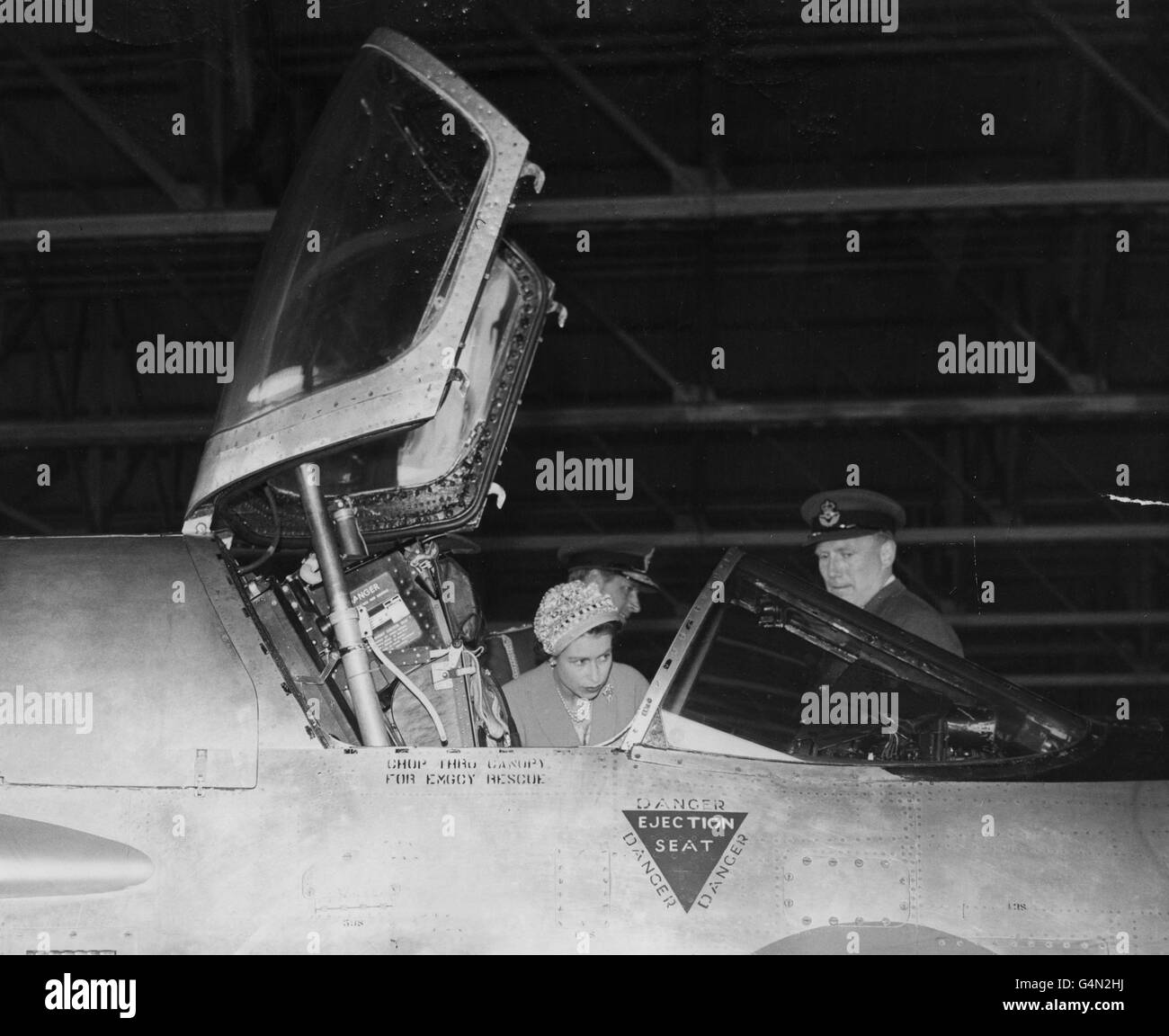 La reine Elizabeth II regarde dans le poste de pilotage du P1 Hawker Hunter, l'un des derniers avions de chasse britanniques, lors de sa visite à la RAF Leuchars, Fife, en Écosse. Banque D'Images