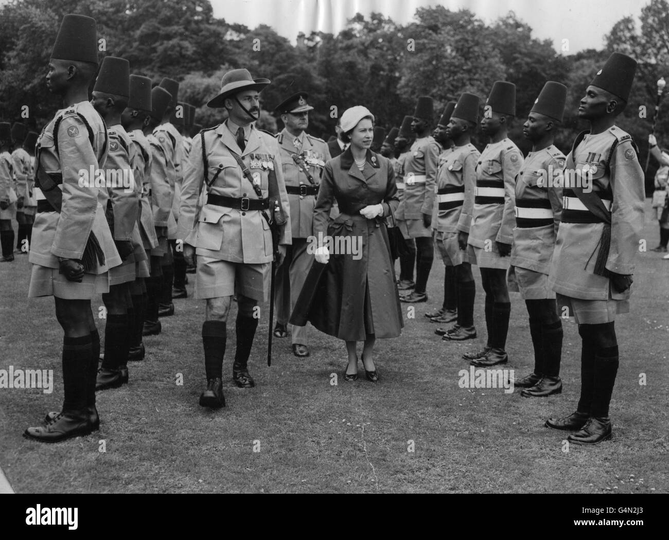 La reine Elizabeth II inspecte un détachement des fusils africains du roi dans le jardin du palais de Buckingham. Banque D'Images