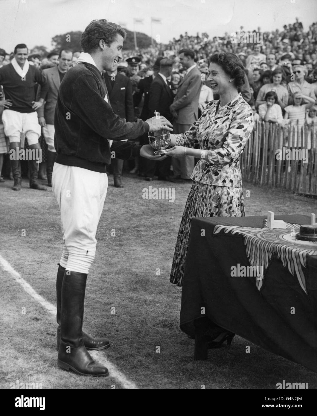La reine Elizabeth II présente la coupe Royale de Windsor à John Nelson de l'équipe Argentine, Media Lunia, après avoir battu Friar Park dans la finale du match de polo sur Smith's Lawn, Windsor Great Park. Banque D'Images