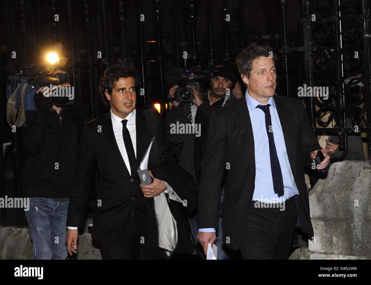 L'acteur Hugh Grant (à droite) part avec David Sherborne (à gauche) après avoir témoigné à l'enquête Leveson des cours royales de justice, The Strand, Londres. Banque D'Images