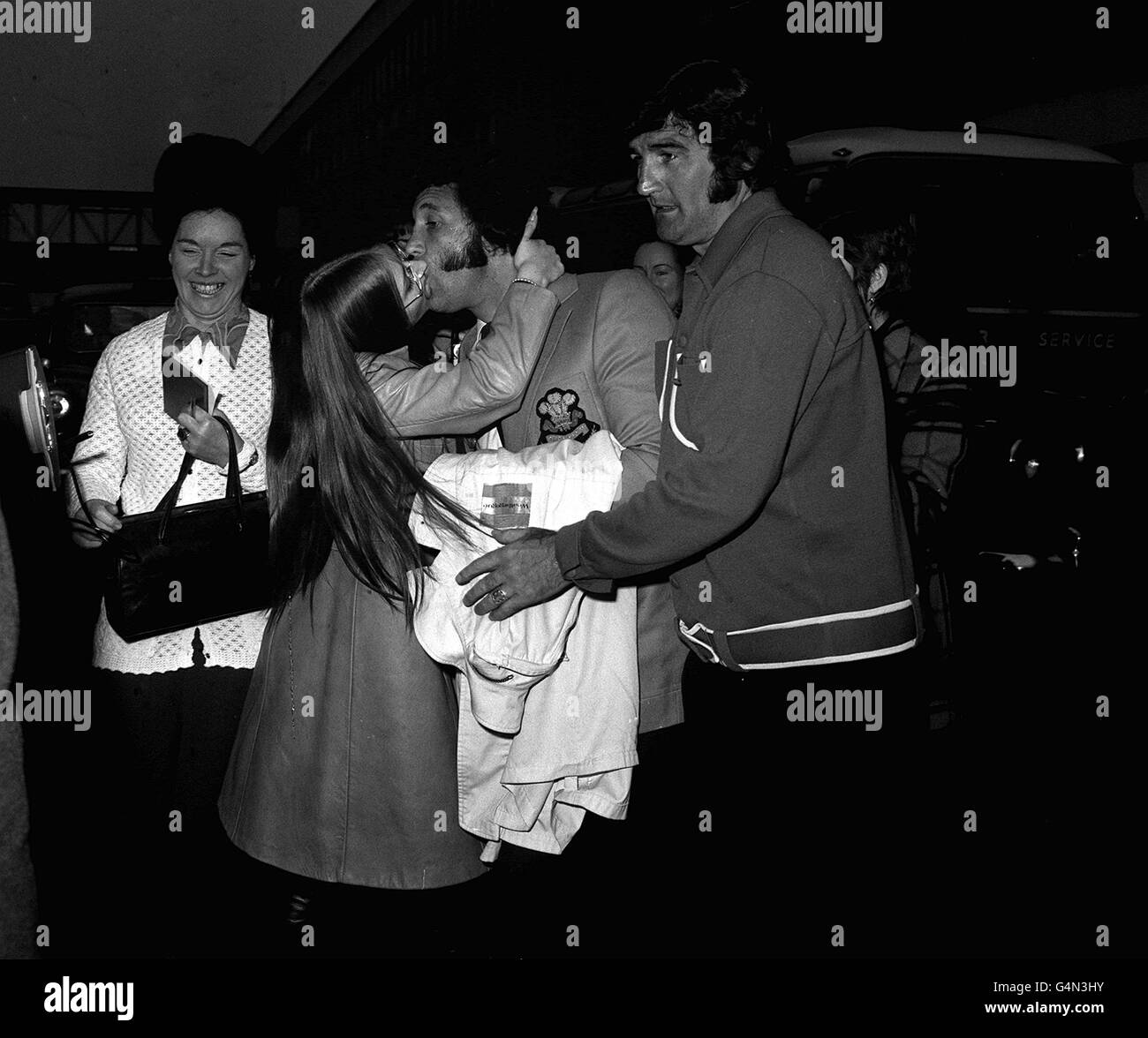 PA photos 21/2/72 le chanteur gallois Tom Jones reçoit un baiser d'un fan adoring à l'aéroport d'Heathrow à Londres à son arrivée des Etats-Unis Banque D'Images
