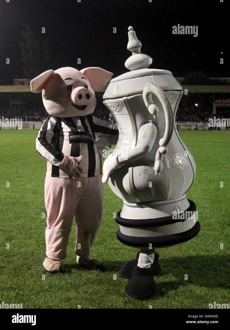 La mascotte de Bath City Bladud The Pig (à gauche) avec un FA Tasse mascotte pendant la moitié du temps Banque D'Images