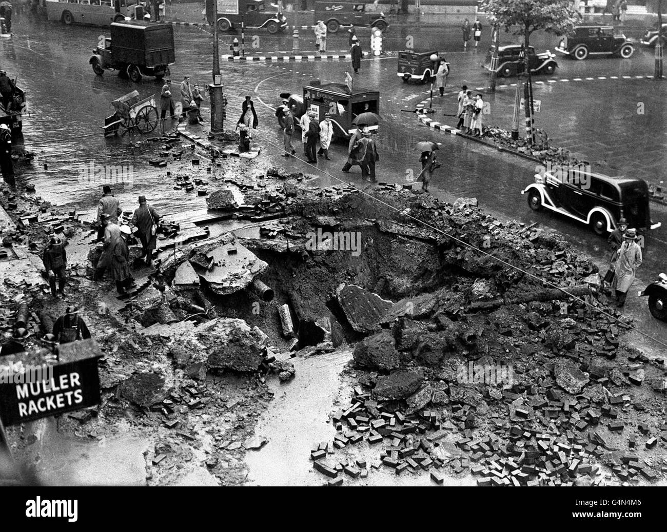 Un énorme cratère causé par une bombe allemande dans le Strand, Londres. Banque D'Images