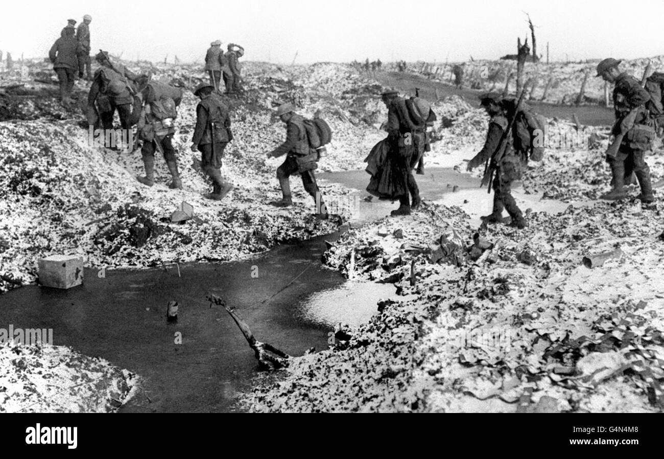 Des soldats britanniques négociant un paysage hivernal en carapace le long de la rivière somme à la fin de 1916 après la fin de l'offensive alliée. Banque D'Images