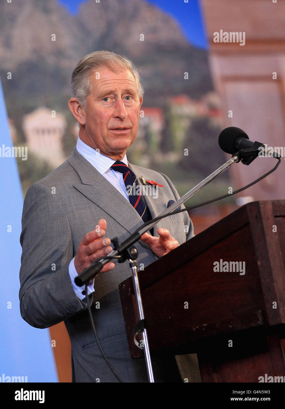 Le Prince de Galles prononce un discours à l'Université du Cap lors d'une visite du Cap, en Afrique du Sud, le quatrième jour d'une excursion de cinq jours dans le pays. Banque D'Images