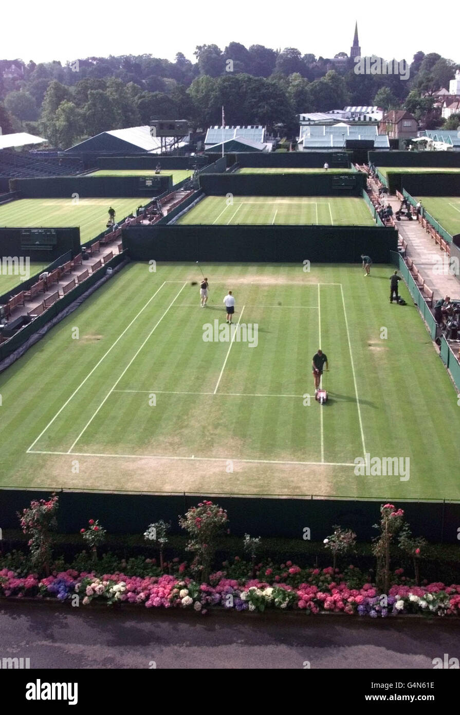 Pas d'utilisation commerciale : vue d'ensemble du court trois alors que les hommes du terrain se préparent pour les matchs de la journée lors du 113e championnat de tennis de pelouse à Wimbledon. Banque D'Images