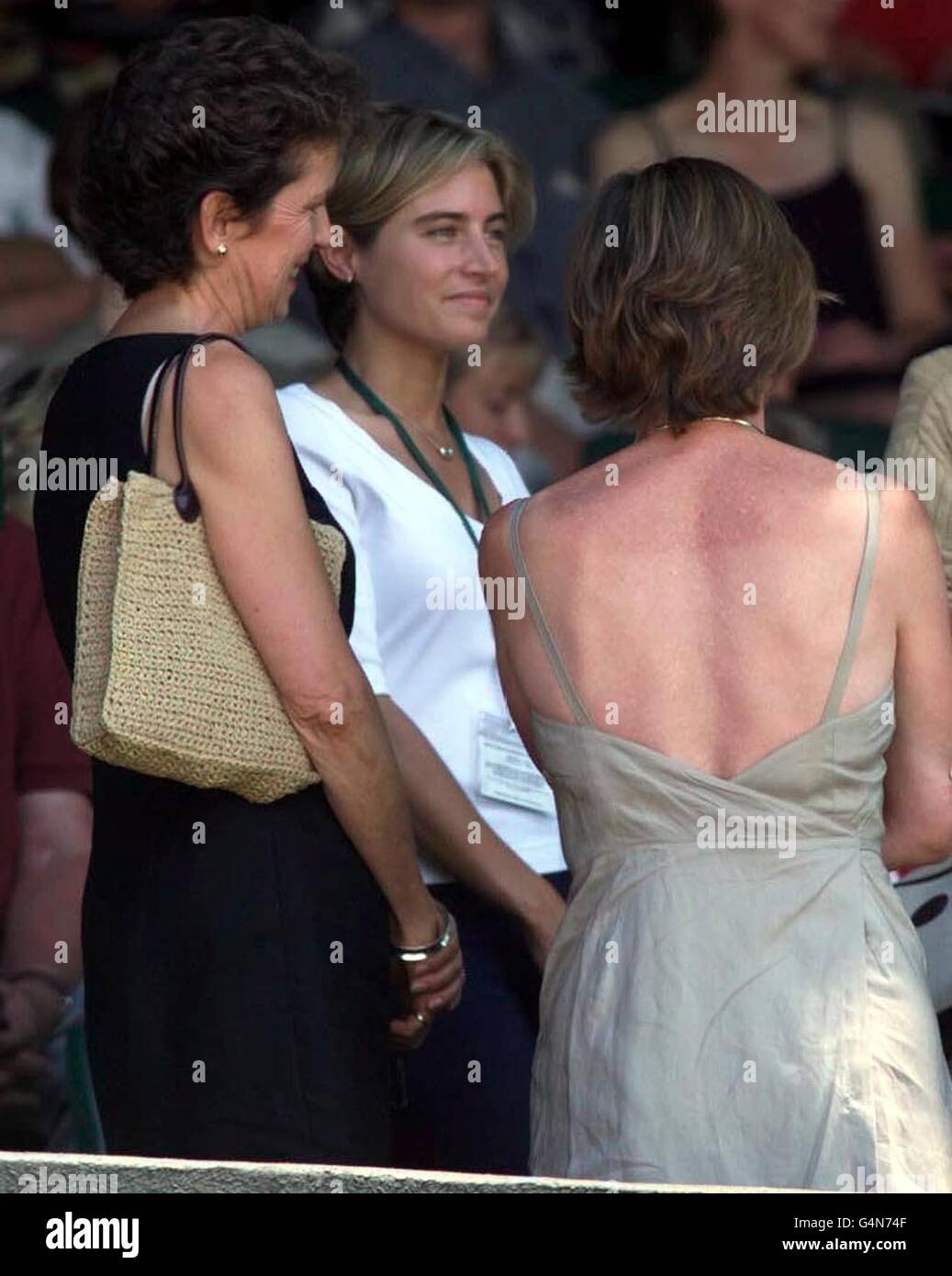 Aucune utilisation commerciale. Lucy Heald (au centre), petite amie de Tim Henman, le regarde en action lors de son match contre le Français Sébastien Grosjean, aux Championnats de tennis de Wimbledon 1999. Banque D'Images