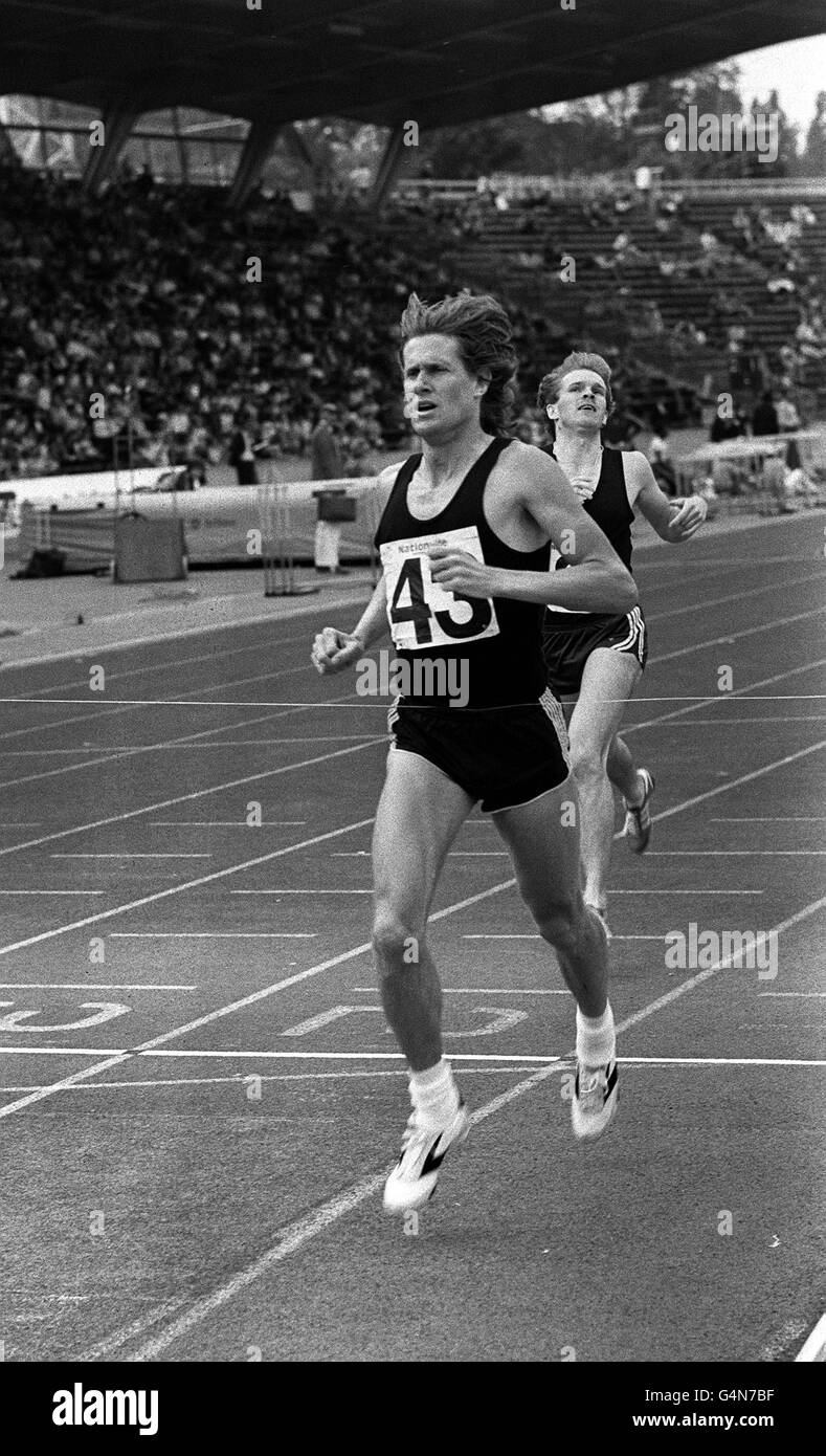 L'athlète John Walker, de Nouvelle-Zélande, qui a tenu le record du monde pour le mile jusqu'à ce que l'athelète britannique Sebastian COE frappe une demi-seconde de son temps.Walker a remporté 1 500 m d'or aux Jeux olympiques de 1976 et a été le premier athlète à courir cent kilomètres de moins de quatre minutes. Banque D'Images