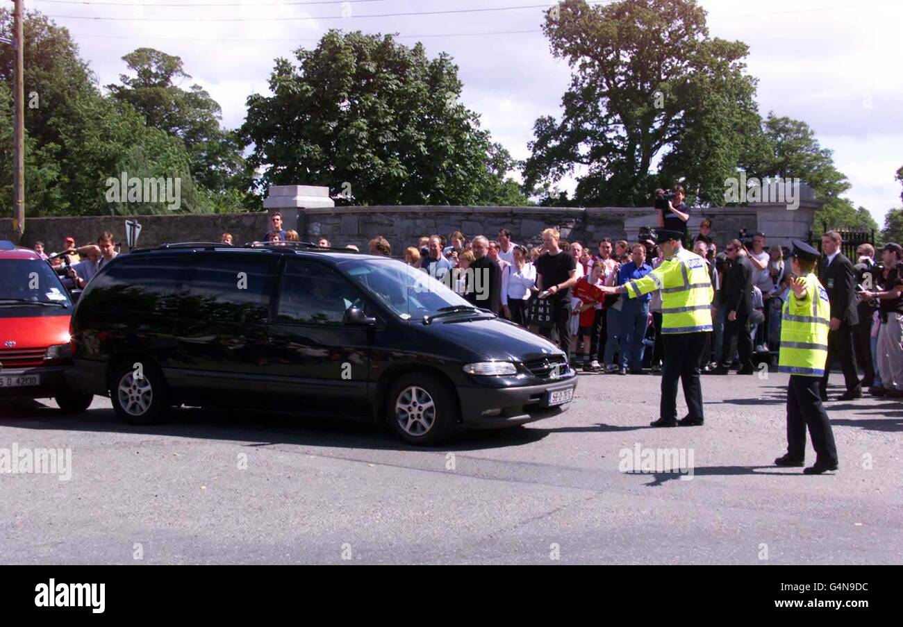 Un policier arrête la voiture transportant les Spice Girls à l'entrée du château de Luttrellstown, près de Dublin, alors qu'ils arrivent pour le mariage de David Beckham, star du football de Manchester United, et de la « Posh » Spice Girl Victora Adams. Banque D'Images