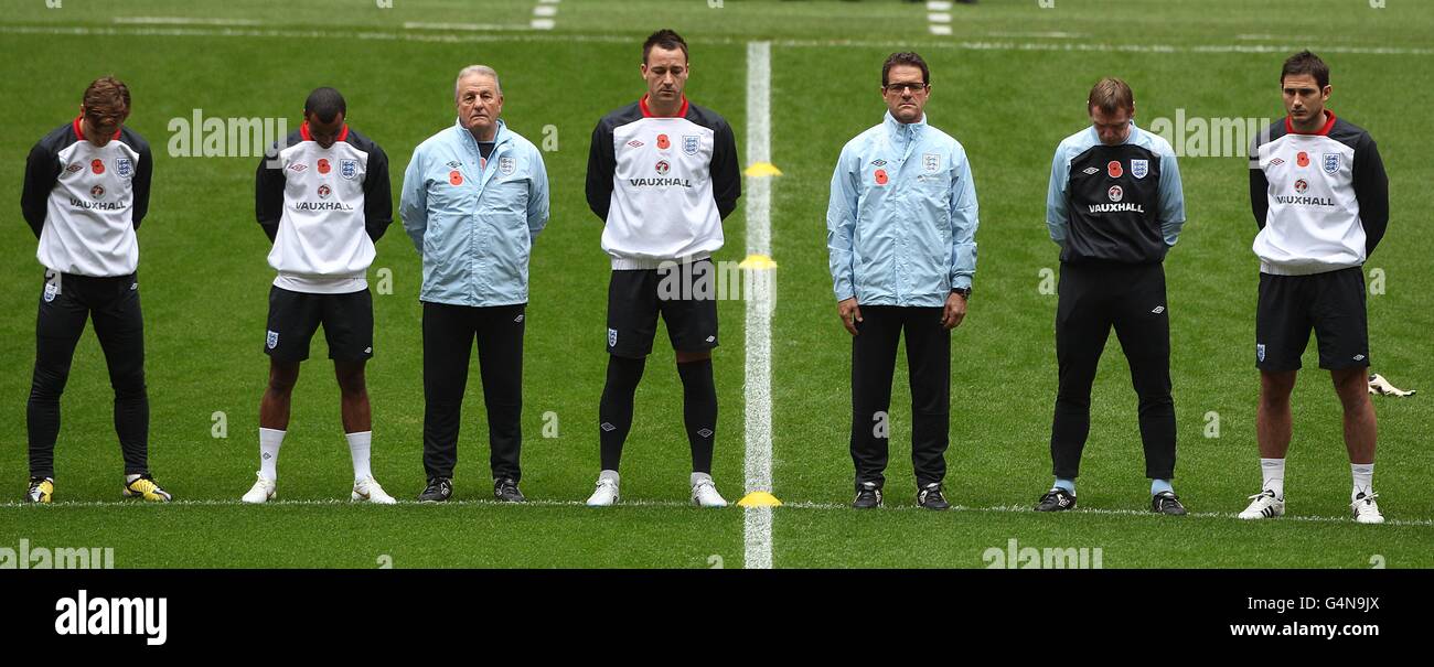 (Gauche-droite) Scott Parker, Ashley Cole, l'entraîneur Italo Galbiati, John Terry, le gérant Fabio Capello, l'entraîneur Stuart Pearce et Frank Lampard observent le silence du jour du souvenir Banque D'Images