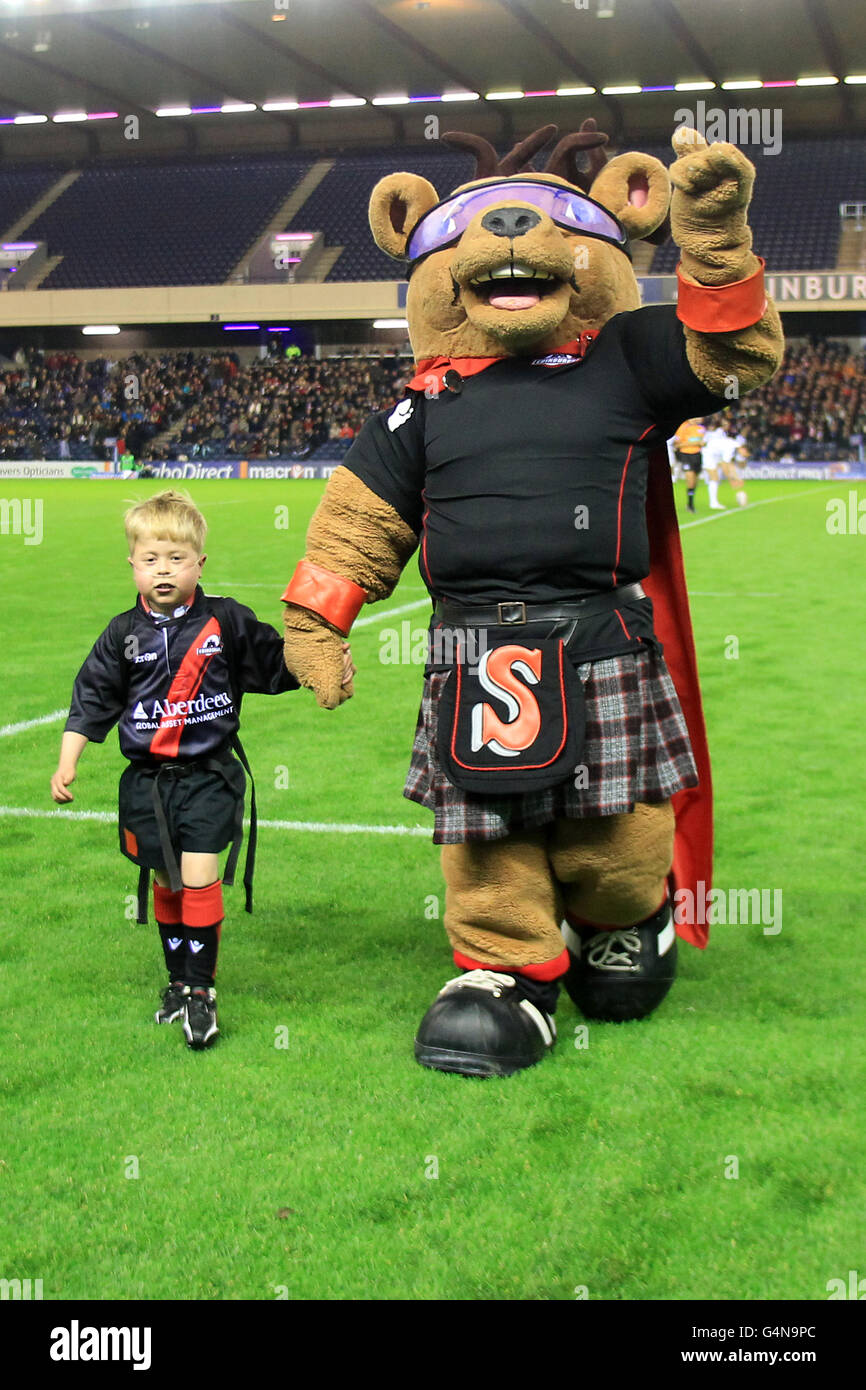 Edinburgh Rugby mascotte Flinty McStag avec la mascotte d'allumette Banque D'Images