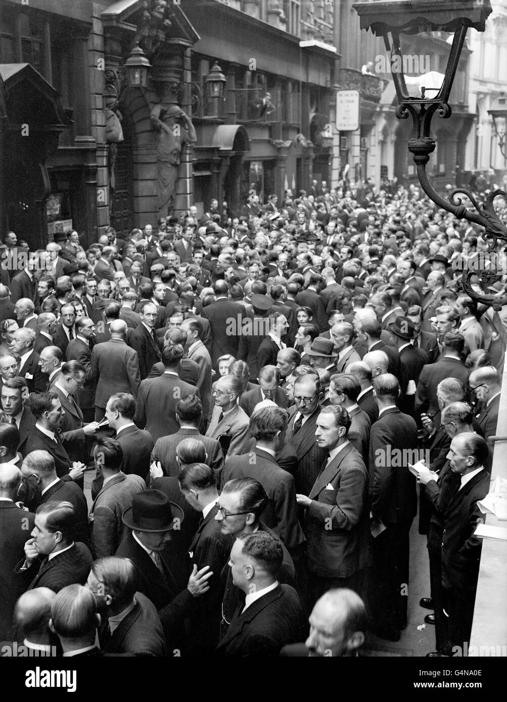 L'immense foule de Thogmorton Street, Londres, alors que des milliers de courtiers et de travailleurs se sont surchargés devant les portes fermées de la Bourse, dans le plus grand marché de « treet » jamais vu. La ruée vers la formation de marchés « non officiels » a suivi la dévaluation de la livre et une proclamation royale fermant les banques et les bourses pour la journée Banque D'Images