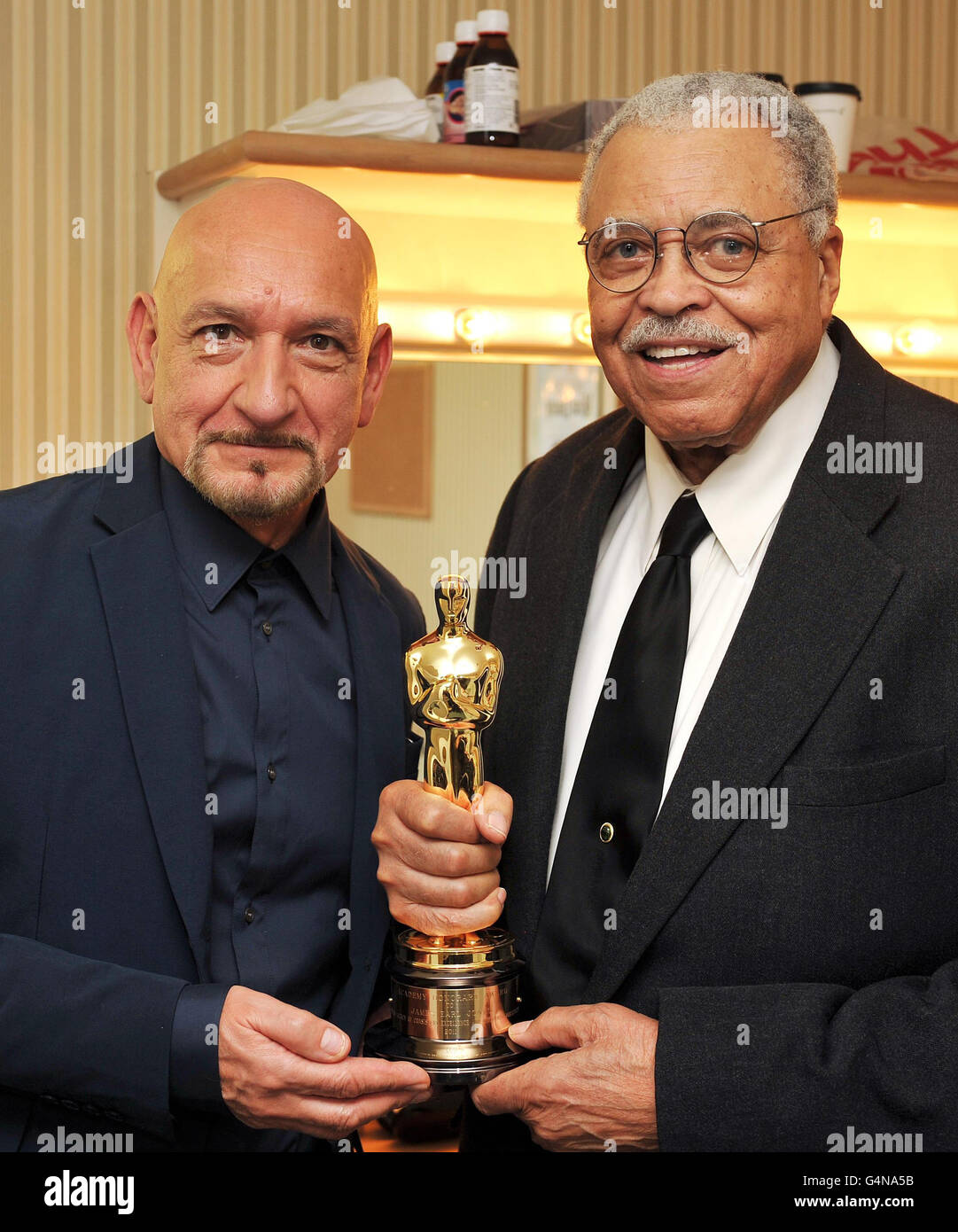 James Earl Jones, ancien acteur américain avec Sir Ben Kingsley (à gauche), comme il l'a fait avec Oscar de la réussite à vie, dans son dressing au Wyndham's Theatre où il est vedette dans la conduite de Miss Daisy, dans le centre de Londres. Banque D'Images