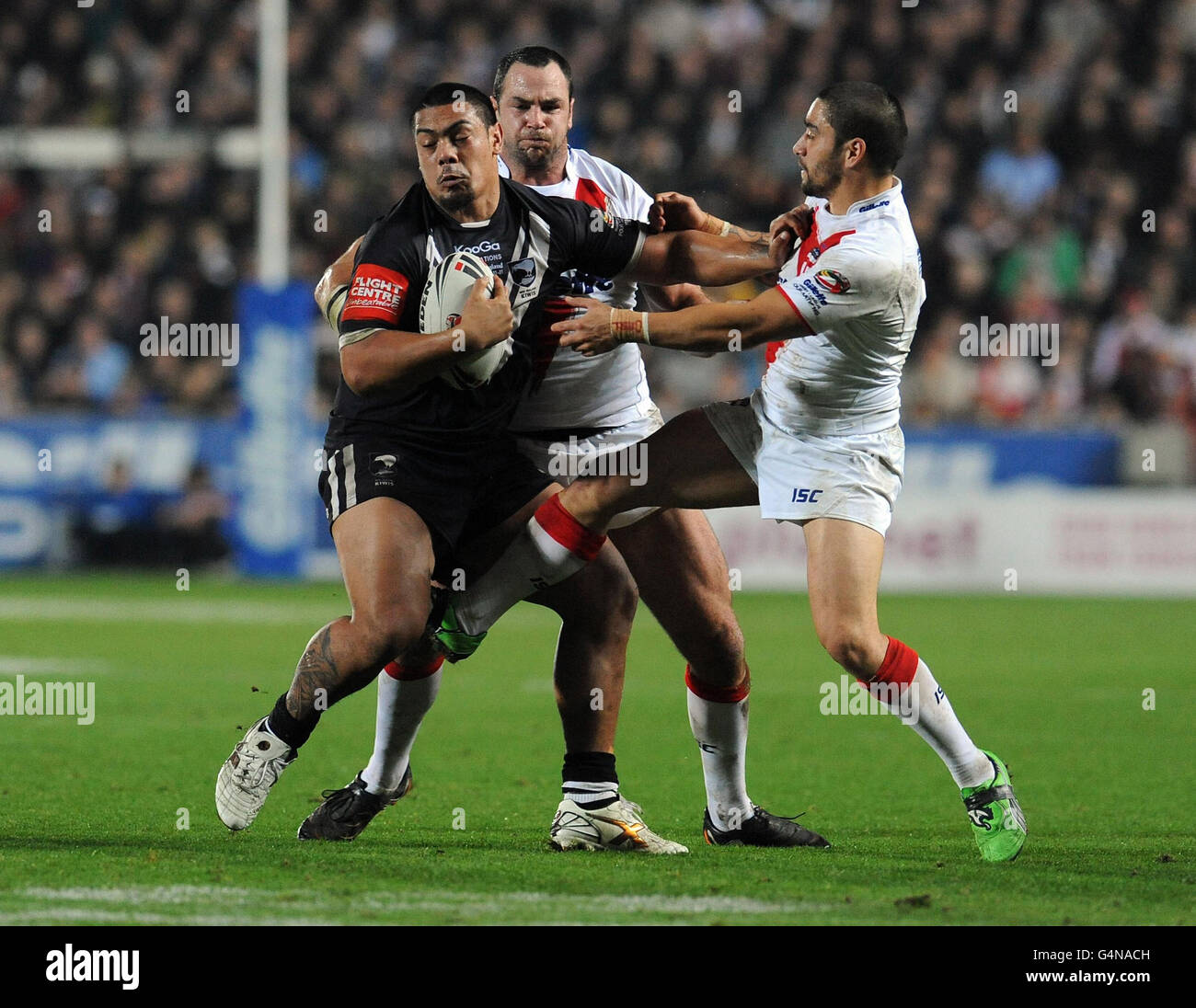 Le Sika Manu de Nouvelle-Zélande est attaqué par Adrian Morley et Rangi Chase (à droite) d'Angleterre lors du match des quatre nations de Gillette au Kingston Communications Stadium, à Hull. Banque D'Images