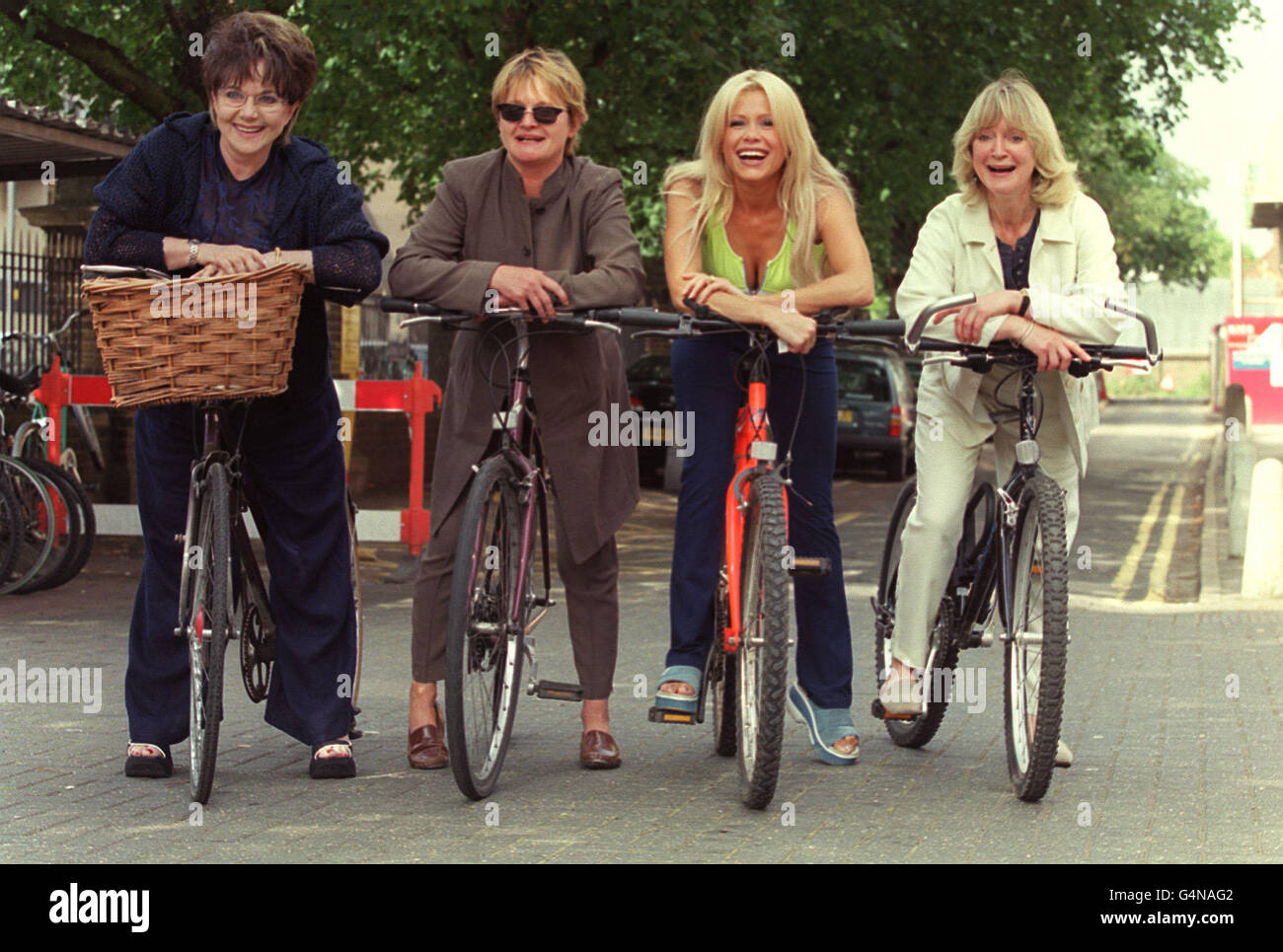 (G-D) Dr Miriam Stoppard, Penny Mortimer, le modèle Melinda Messenger et l'actrice Joanna David annoncent leur implication dans le défi des trois pays, un dur parcours de 250 miles à travers Israël, la Jordanie et l'Egypte. * l'événement du 18 au 26 mars 2000 est ouvert à toute femme de plus de 18 ans qui est raisonnablement en forme et peut soulever un minimum de 2000 livres pour l'appel de la Reine Charlotte. Banque D'Images