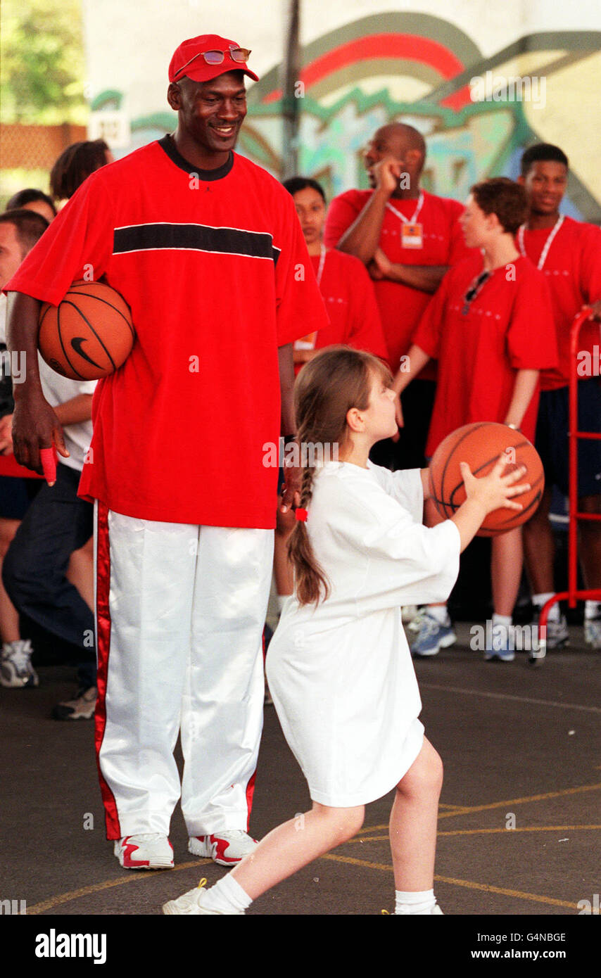 Michael Jordan, le superstar américain du basket-ball, officiellement  membre des Chicago Bulls, lors de la Nike « Joy of Play Day » à Londres, où  500 écoliers sont entraînés et encouragés à