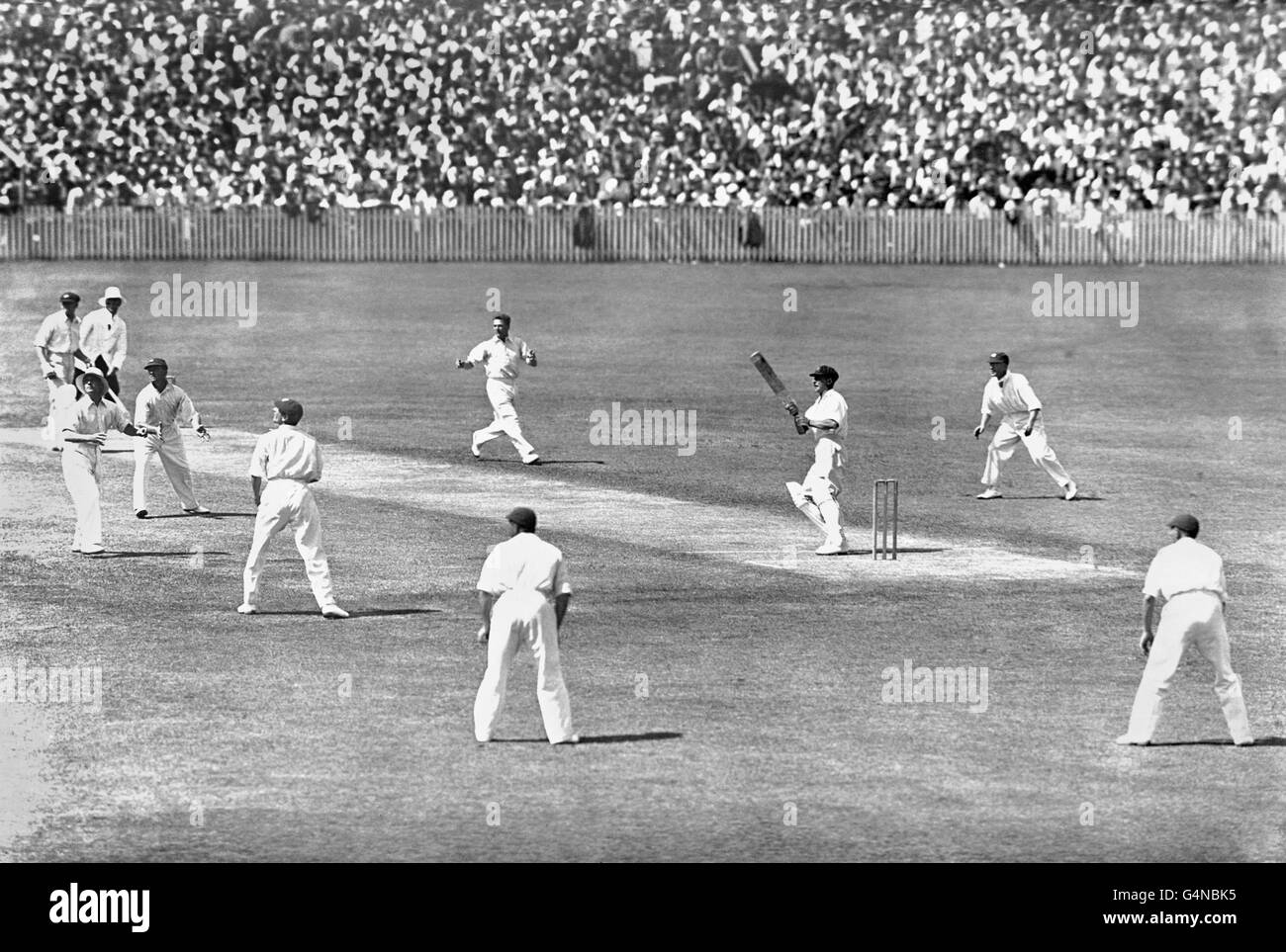 L'Angleterre remporte le trophée Ashes contre l'Australie. Harold Larwood, de l'Angleterre, fait un piège à jambes à Richardson, un australien qui frappe la balle au-dessus des têtes du champ rempli de pertes, alors que l'Angleterre gagne le quatrième Test et retrouve les cendres. Gauche-droite: Verity, Mitchell, Richardson, Wyatt, Larwood, Jardine, Leyland, Sutcliffe et Woodfull. Banque D'Images