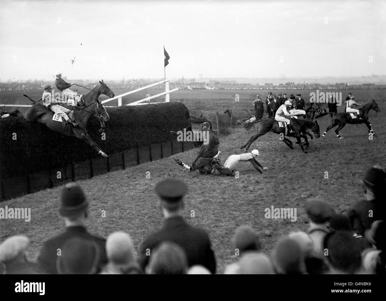 Une partie du terrain qui prend le ruisseau Becher pendant le Grand National de 1929. Gregalach, avec Robert Everett vers le haut, a gagné la course, comme un outsider de 100/1. Banque D'Images