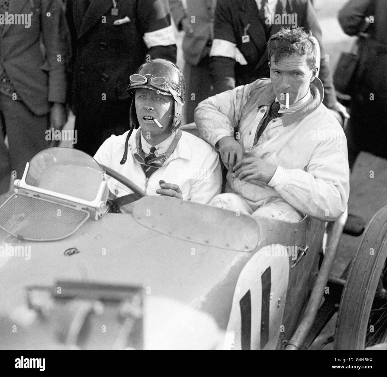 Le major Henry Segrave, à gauche, avec son mécanicien après avoir remporté la course de 200 miles à Brooklands. Banque D'Images