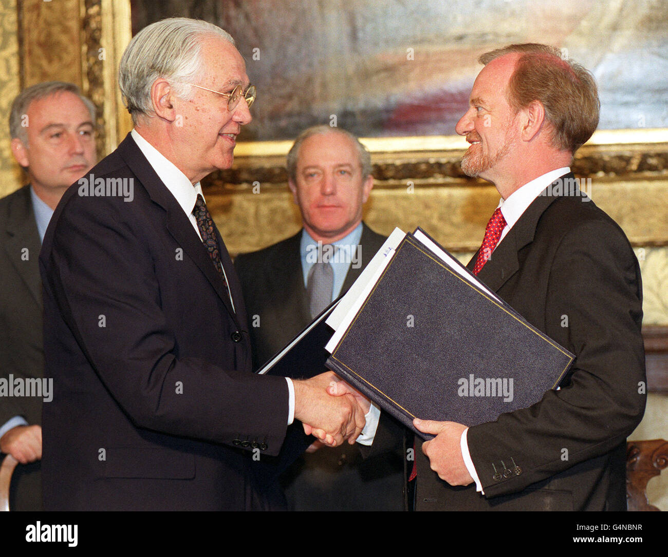 Le secrétaire britannique aux Affaires étrangères Robin Cook (à droite) tremble la main avec son homologue argentin Guido Di Tella, lors d'une réunion au Foreign Office à Londres, le mercredi 14 juillet 1999, où l'interdiction de visiter les îles Falkland a été levée. Banque D'Images