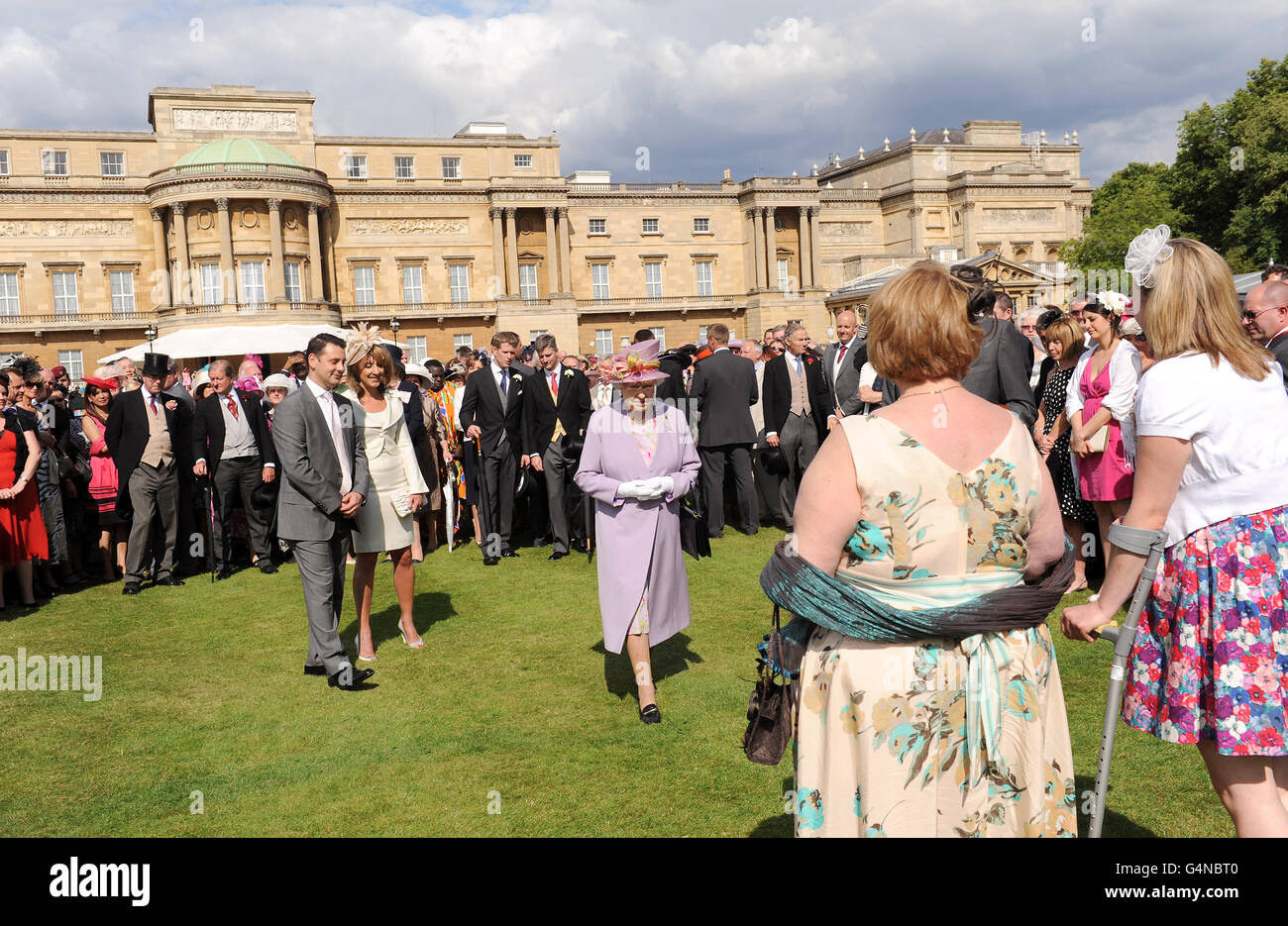 La reine Elizabeth II et le duc d'Édimbourg lors de la première fête de cette année dans le jardin royal qui a eu lieu dans le parc de Buckingham Palace, à Londres. Banque D'Images