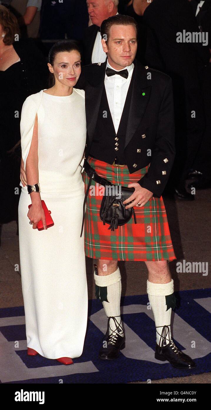 L'acteur Ewan McGregor, qui joue OBI-WAN Kenobi, et sa femme Eve à la première royale de Star Wars: Épisode 1, The Phantom menace à Leicester Square, Londres. Banque D'Images