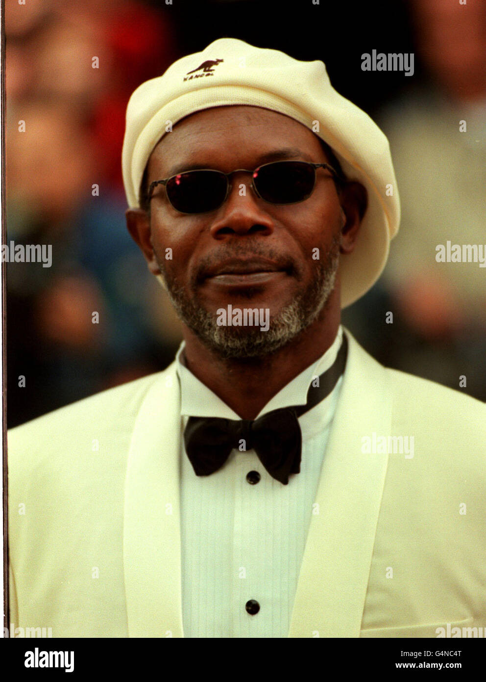 L'acteur Samuel L Jackson, qui joue un Jedi Master, arrive pour la première royale de Star Wars : épisode 1, la menace fantôme à Leicester Square, Londres. Banque D'Images