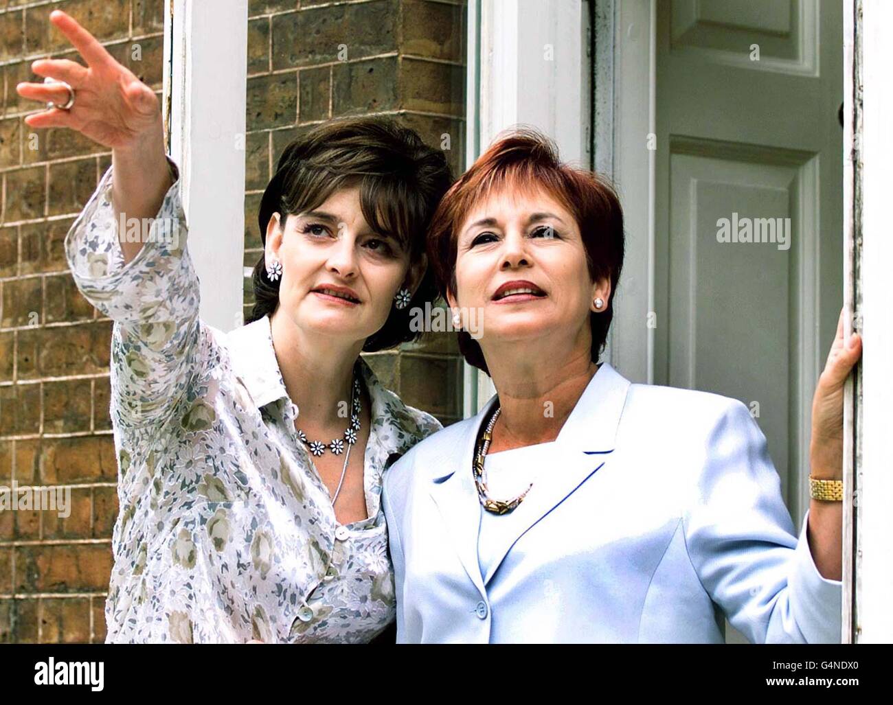 Nava (R), l'épouse du Premier ministre israélien Ehud Barak, est présentée au jardin de Downing Street par son homologue britannique, Cherie Blair. Barak a déclaré que le moment était venu pour son pays de parvenir à une paix globale avec tous ses voisins arabes. Banque D'Images Nava (R), l'épouse du Premier ministre israélien Ehud Barak, est présentée au jardin de Downing Street par son homologue britannique, Cherie Blair. Barak a déclaré que le moment était venu pour son pays de parvenir à une paix globale avec tous ses voisins arabes. Banque D'Images