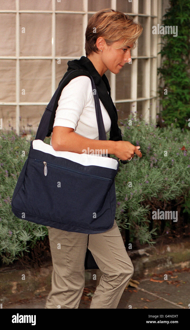 Selon des rapports, la star du tennis Tim Henman doit épouser sa petite amie à long terme Lucy Heald (montrée à l'extérieur de leur maison à Barnes, sud-ouest de Londres). * le numéro un britannique est dit d'avoir posé la question tandis que la paire étaient en vacances en Toscane en Italie. Henman, 24 ans, travaille avec le producteur de télévision de 25 ans depuis deux ans et demi. Banque D'Images